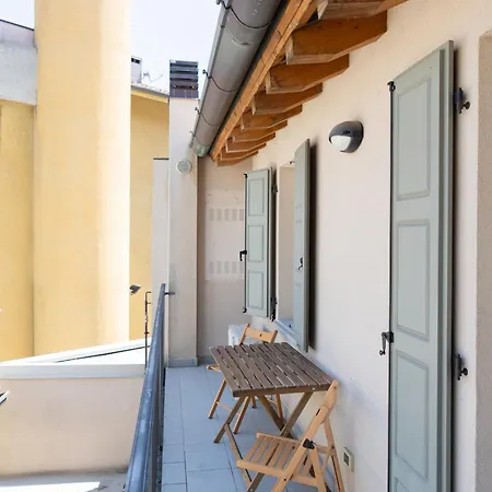 Double Private Parking, 2 Bedrooms & 2 Bathrooms - Elegant In Old Town Apartment Udine