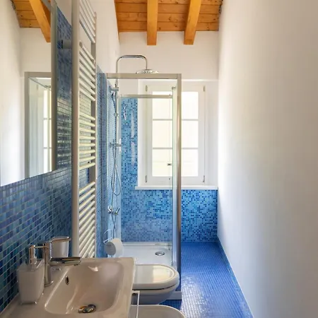 Double Private Parking, 2 Bedrooms & 2 Bathrooms - Elegant In Old Town Apartment Udine